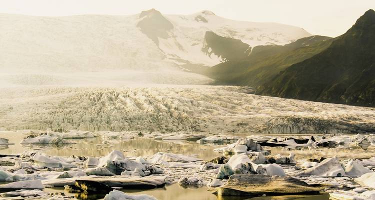 Gletscher with Eisbergen, die in einem ruhigen See treiben.
