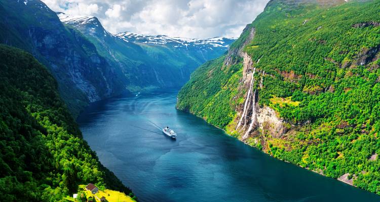 Paysage de fjord époustouflant avec un navire de croisière sur l'eau.