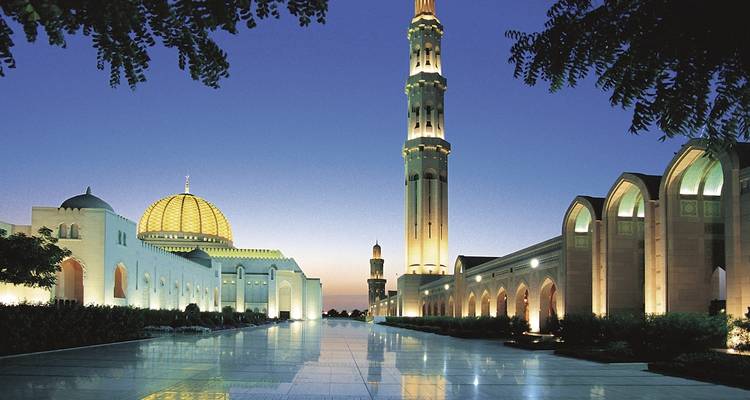 Große Moschee am Abend mit eingeschalteten Lichtern.