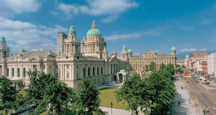 Hôtel de ville de Belfast avec les bâtiments environnants et le ciel de jour.
