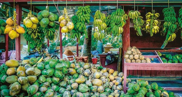Marktplaats met verschillende groenten en fruit.