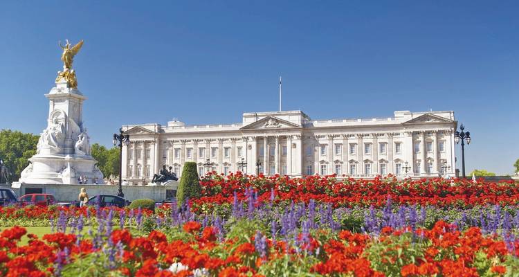 Buckingham Palace in London mit lebendigen Blumengärten im Vordergrund.