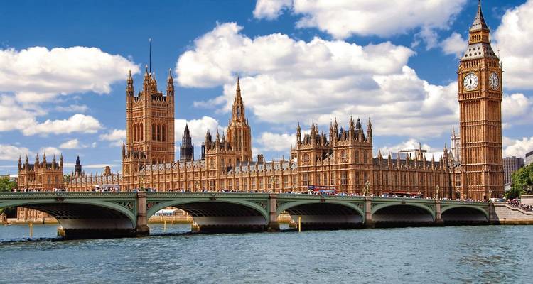 Die Houses of Parliament und der Big Ben in London am Fluss.