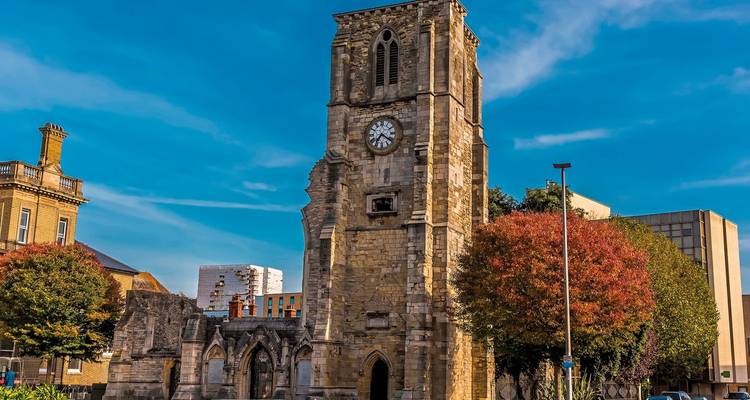 Tour d'horloge en pierre avec architecture historique.