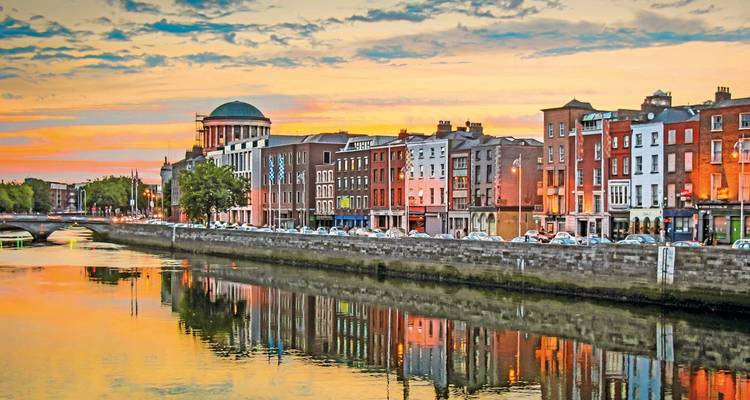 Paysage urbain de Dublin le long de la rivière au coucher du soleil.