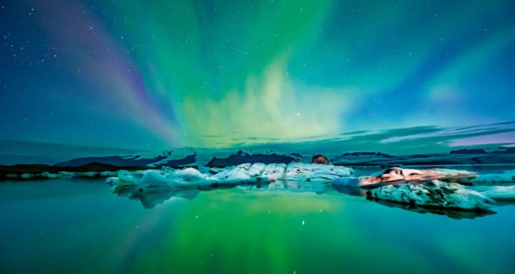 Aurores boréales au-dessus d'un lagon glacé et serein.