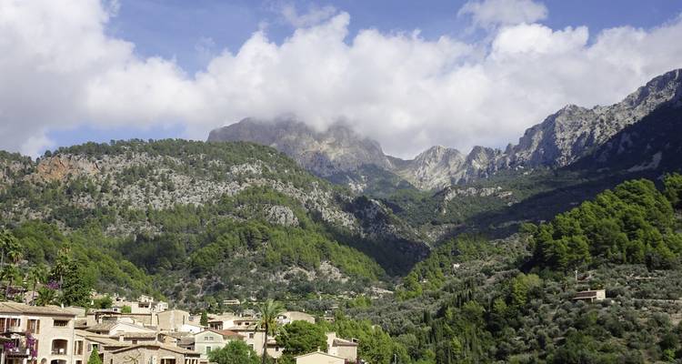 Paysage montagneux avec un village en contrebas.