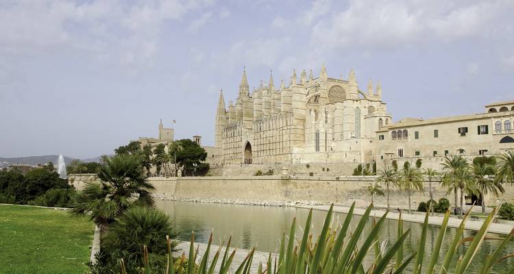 Cathédrale historique au bord d'un plan d'eau.