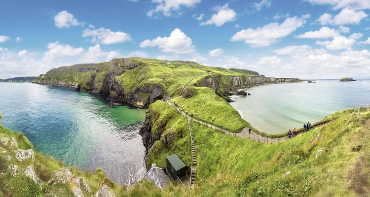 Un passage étroit à travers les falaises vertes.