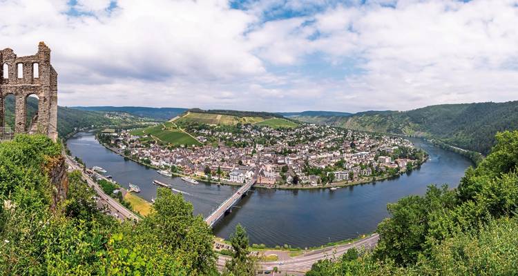 Vista panorámica de un meandro del río que rodea una ciudad con restos de un castillo.