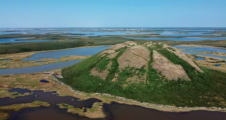 Paysage unique avec de petites collines et des cours d'eau environnants.