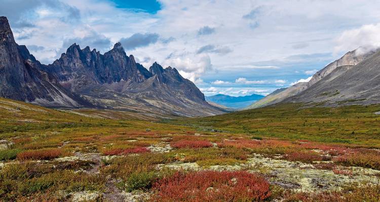 Chaîne de montagnes spectaculaire et paysage de vallée coloré.