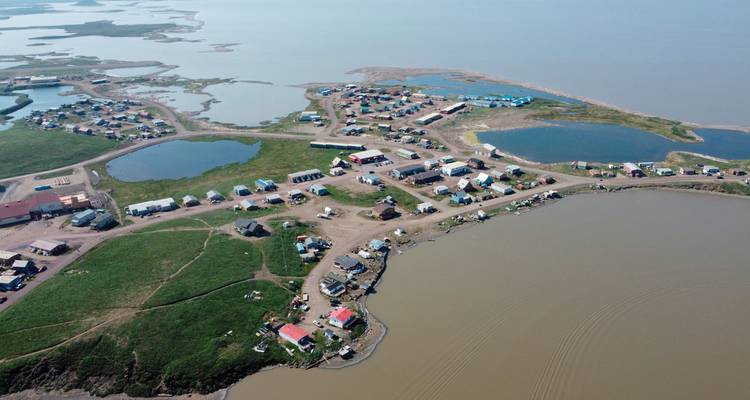 Vue aérienne d'une petite communauté rurale au bord d'un lac.