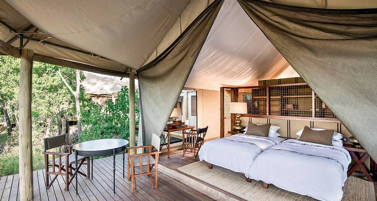 Intérieur de tente de safari luxueuse avec un mobilier confortable.