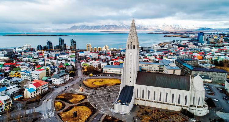 Vue aérienne de la ville de Reykjavik avec l'église Hallgrimskirkja.