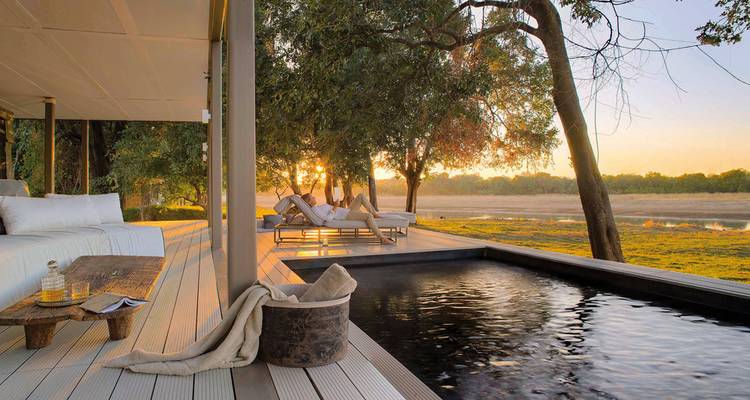 Détente au bord de la rivière avec sièges et vues panoramiques au coucher du soleil.