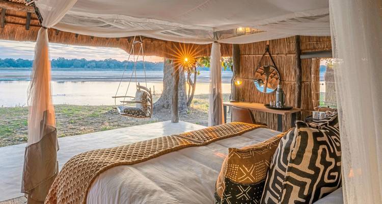 Chambre au bord de la rivière magnifiquement décorée avec une balançoire et une vue panoramique.