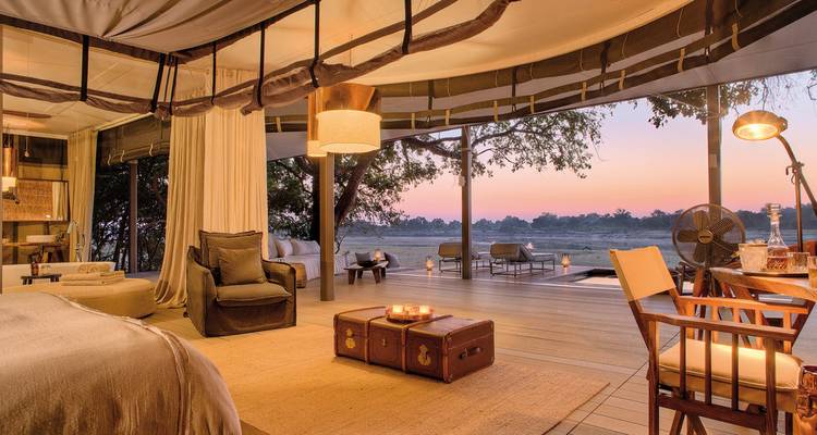 Suite ouverte élégante avec vue sur la rivière au crépuscule.