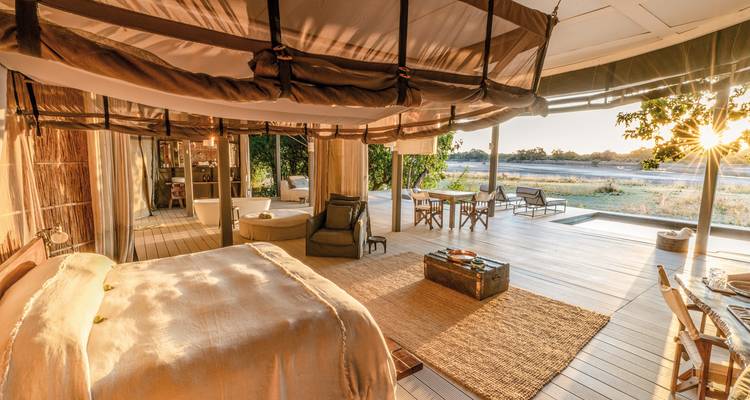 Chambre spacieuse et ouverte avec vue panoramique sur la rivière et décoration luxueuse.