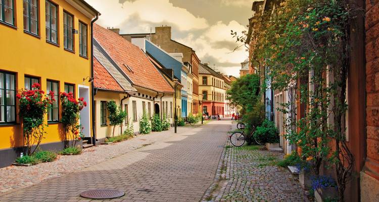 Rue colorée avec de charmants bâtiments anciens et pavés de pierre.