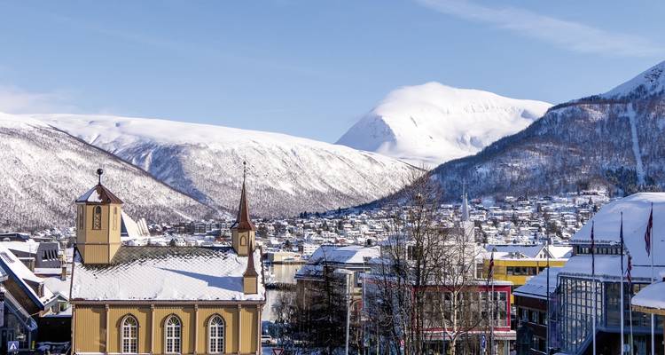 Paysage urbain dans un décor de montagne enneigée