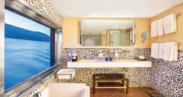 Modernes Badezimmer auf einem Schiff mit Fenster und Flussblick.