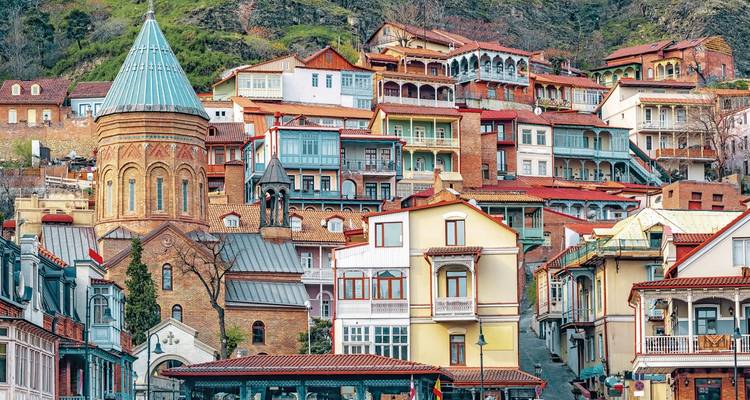 Kleurrijke huizen en een kerk in Tbilisi, Georgië.
