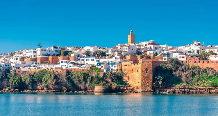 Schilderachtig uitzicht op Rabat met een waterkant en historische gebouwen.
