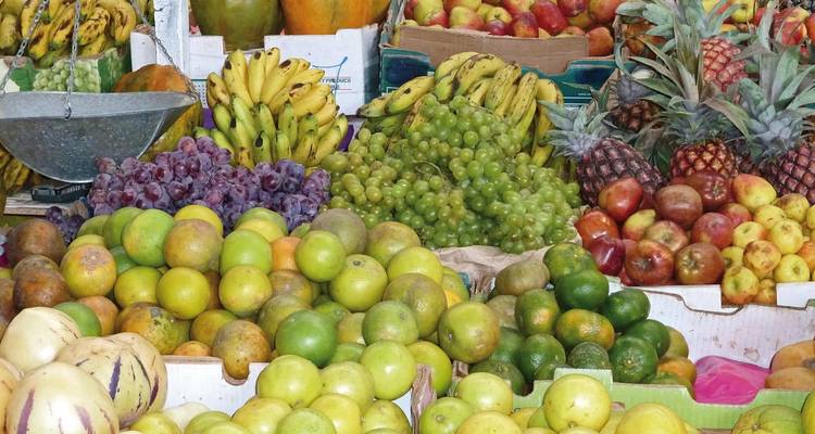 Lebendige Marktauslage mit verschiedenen frischen Früchten.