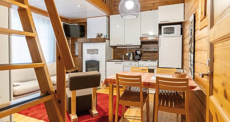 Coin repas intérieur en bois avec électroménager de cuisine.
