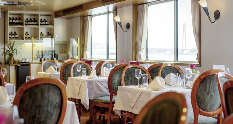 Binnenwerks aanzicht van een eetzaal op een cruiseschip.
