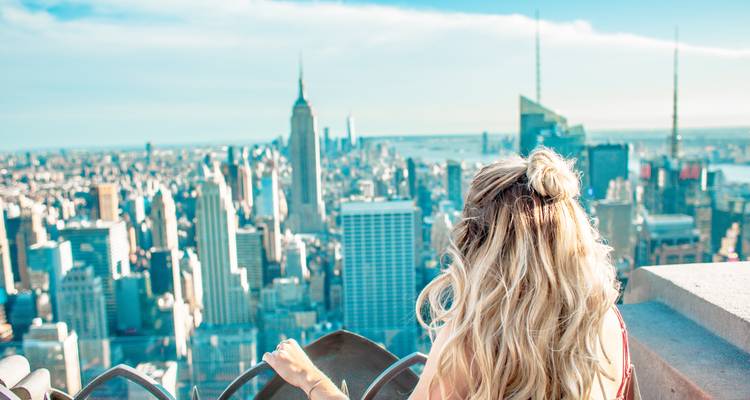 Jeune femme contemplant l'horizon de New York.
