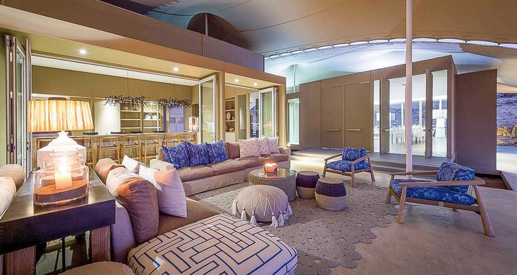 Innenraum einer luxuriösen Unterkunft mit Sitzbereich und Dekoration.