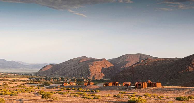 Wüstenlandschaft mit verstreuten Gebäuden.