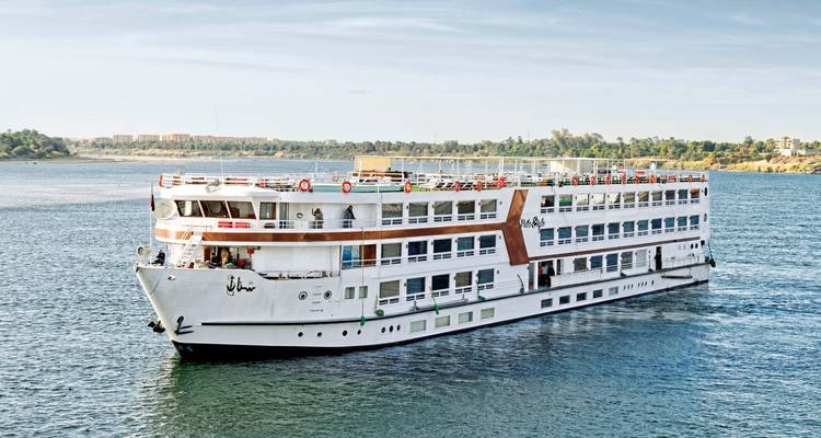 Passagierkreuzfahrtschiff segelt auf dem Nil.