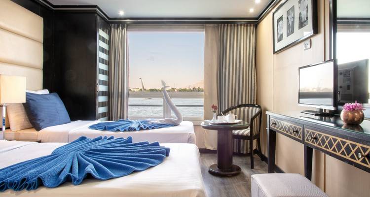 Moderne Kreuzfahrtschiff-Kabine mit Flussblick.