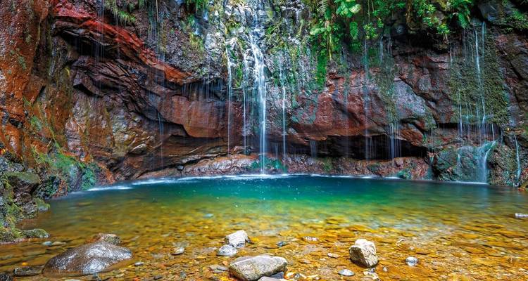 Une cascade pittoresque avec un bassin à sa base.