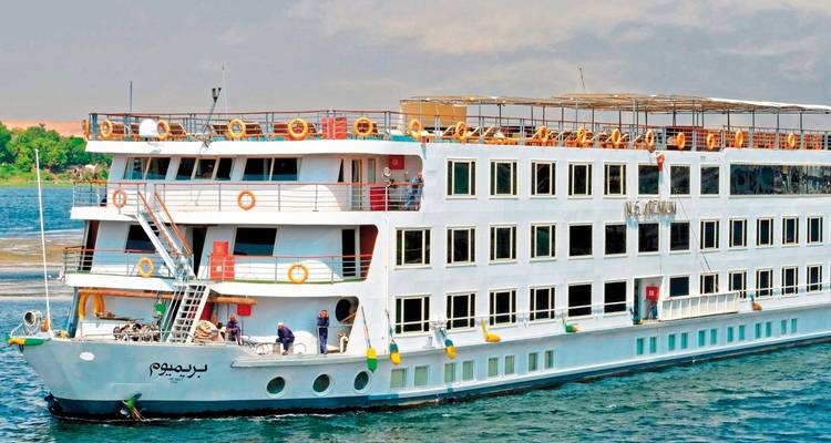 Groot riviercruiseschip op een uitgestrekt waterlichaam, mensen op het dek.