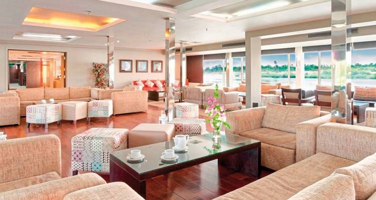 Comfortabele cruiseschip lounge met rivierzicht.