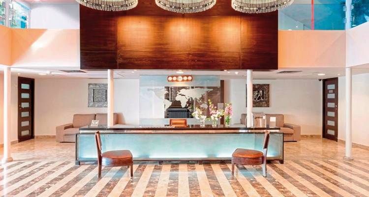 Elegante receptieruimte van een cruiseschip met moderne inrichting.