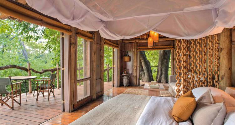 Intérieur luxueux et rustique d'un lodge sous tente.