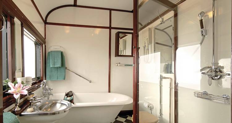 Luxuriöses Badezimmer in einem Zug mit einer Badewanne und Dekoration im Vintage-Stil.
