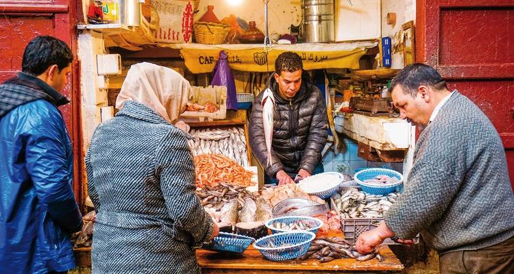 Lokale Marktszene mit Verkäufern und Kunden im Gespräch.