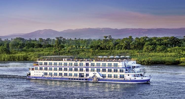 Een riviercruiseschip dat vaart op de Nijl.