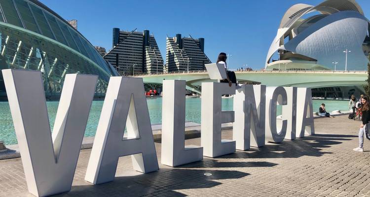 Valencia-bord met de Stad van Kunsten en Wetenschappen op de achtergrond.