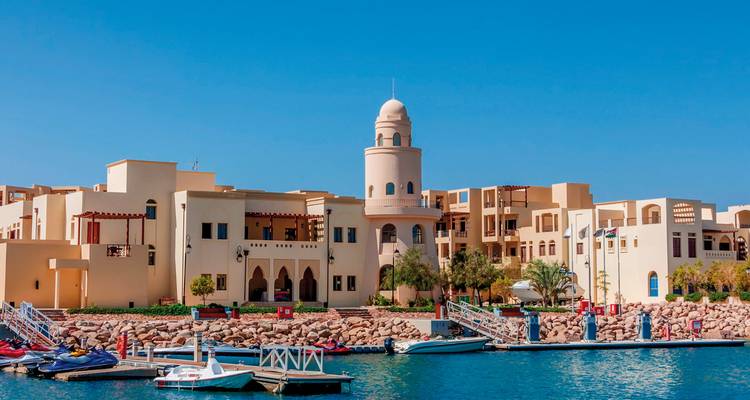 Gebouw aan het water met aangemeerde boten.