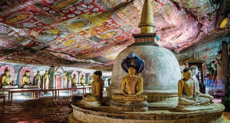 Interieur van een versierde tempel met kleurrijke kunst en beelden.