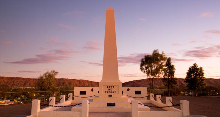 Gedenkobelisk bei Sonnenuntergang.