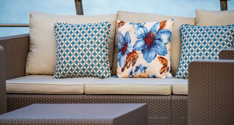 Close-up van een bank met decoratieve kussens met patroon.