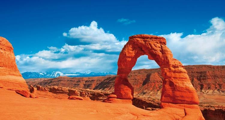 Arche naturelle célèbre dans un paysage désertique.